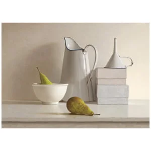 twee peren en een witte kruik op een tafel