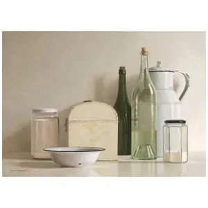 een schilderij van flessen en kommen op een tafel