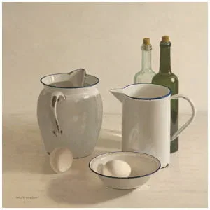 drie witte kruiken en twee lege wijnflessen