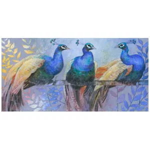 drie kleurrijke vogels zitten bovenop een tafel