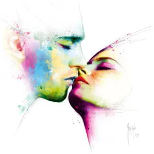 twee mensen die elkaar kussen met kleurrijke verfspatten erop