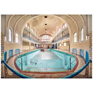 een binnenzwembad in een groot gebouw