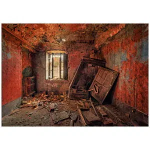 een oude, vervallen kamer met afbladderende verf