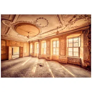 een lege kamer met veel ramen en afbladderende verf