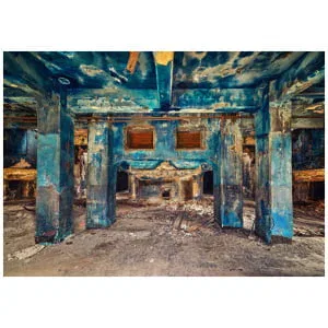 een oud vervallen gebouw met blauwe verf