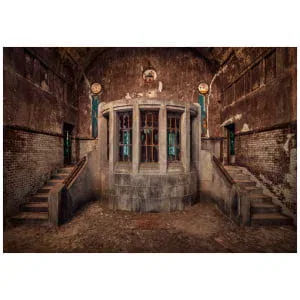 een oud gebouw met enkele trappen en ramen