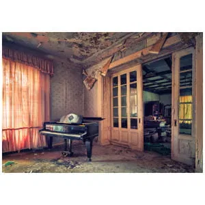 een oude kamer met een vleugel erin