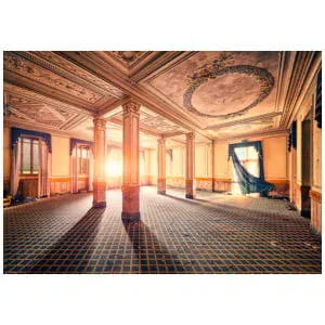 een lege kamer waar de zon door de ramen schijnt