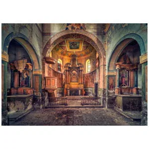 de binnenkant van een oude kerk met glas-in-loodramen