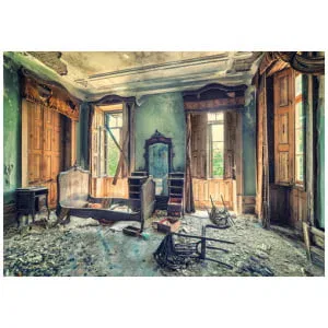 een oude, vervallen kamer met kapot meubilair