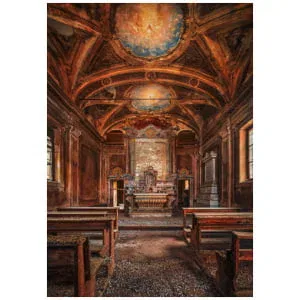 een schilderij van een kerk met kerkbanken en glas-in-loodramen