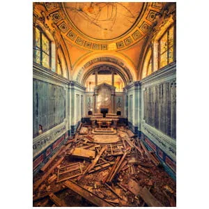 een verlaten kerk met gebroken ramen en puin