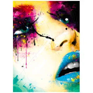 het gezicht van een vrouw met kleurrijke verf erop