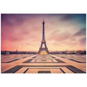 bij zonsondergang wordt de eiffeltoren verlicht