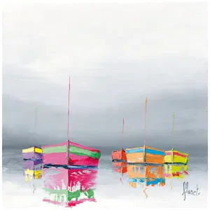 twee kleurrijke boten drijvend op een watermassa