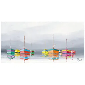 drie kleurrijke boten drijvend op een watermassa