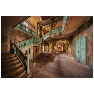 een oud gebouw met trappen en groene deuren