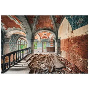 een verlaten gebouw met veel puin op de vloer