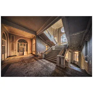 een oud gebouw met trappen en ramen