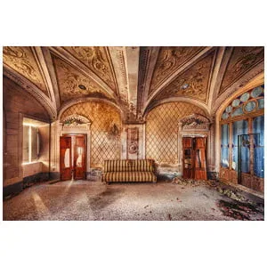 een oude kamer met een bank en twee deuren