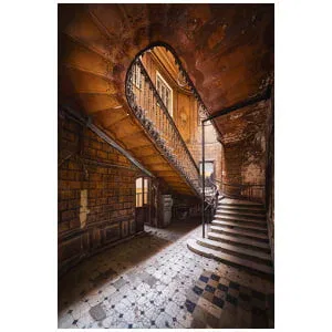 een oud gebouw met een trap en tegelvloer