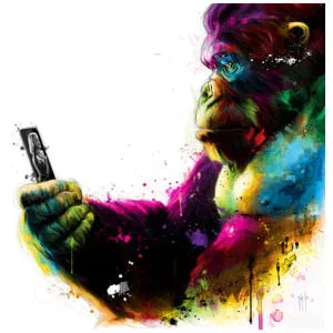 een aap met een mobiele telefoon in zijn hand