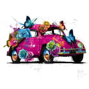 een roze auto met rozen en vlinders erop