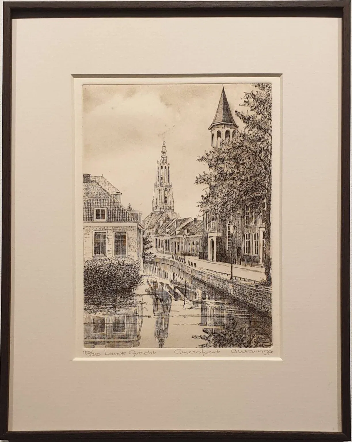 een tekening van een stad met een klokkentoren op de achtergrond