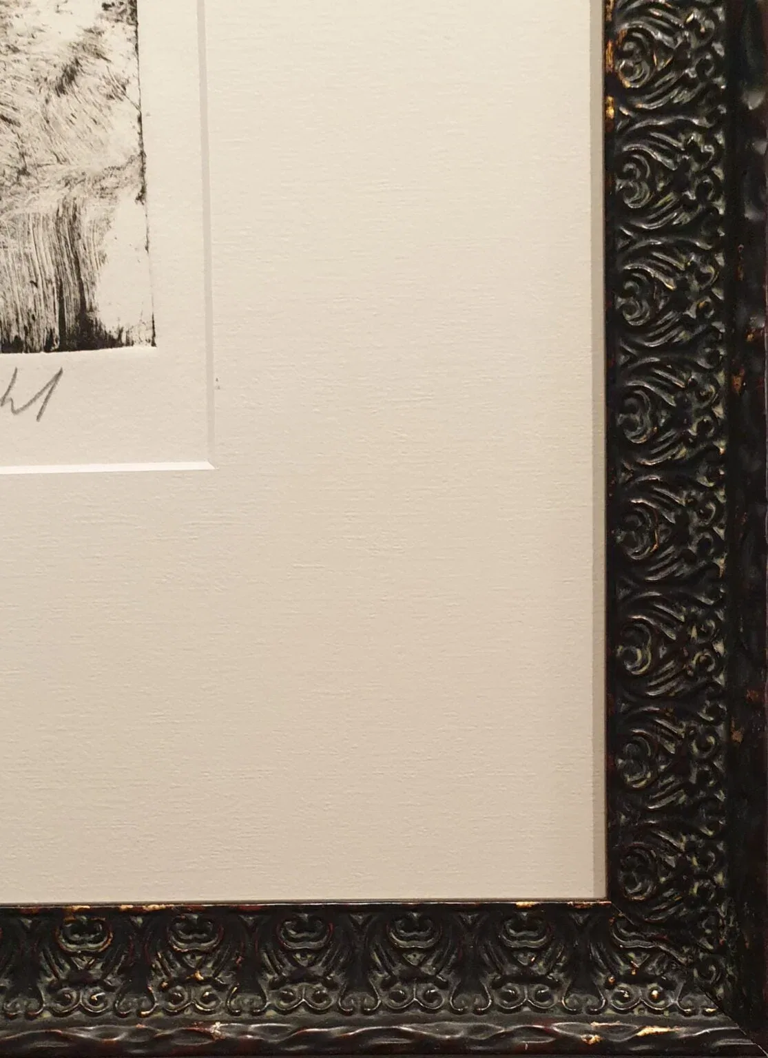 een zwart-witfoto van een beer in het bos