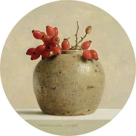 een schilderij van een vaas met rode bloemen erin