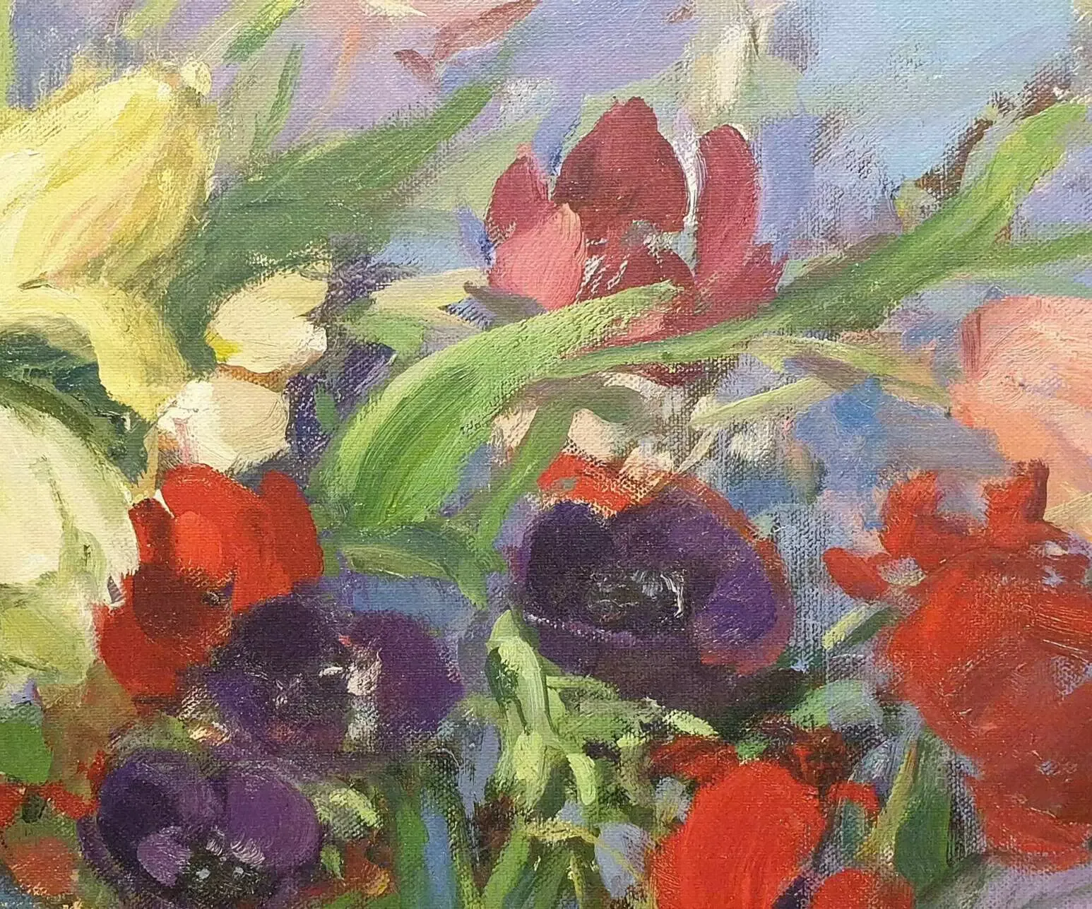 een schilderij van bloemen in een vaas op een tafel