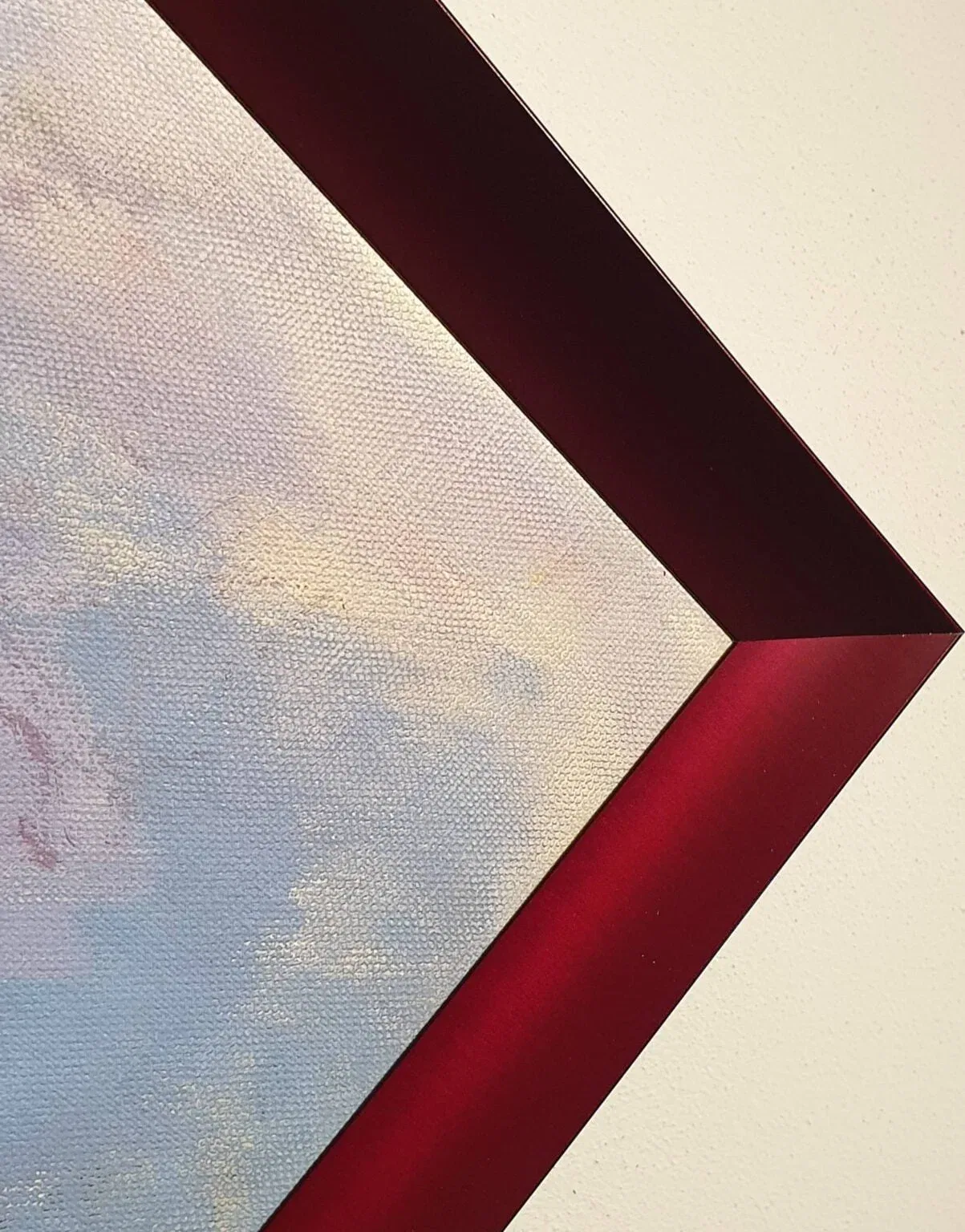een schilderij met een rood kader aan de muur