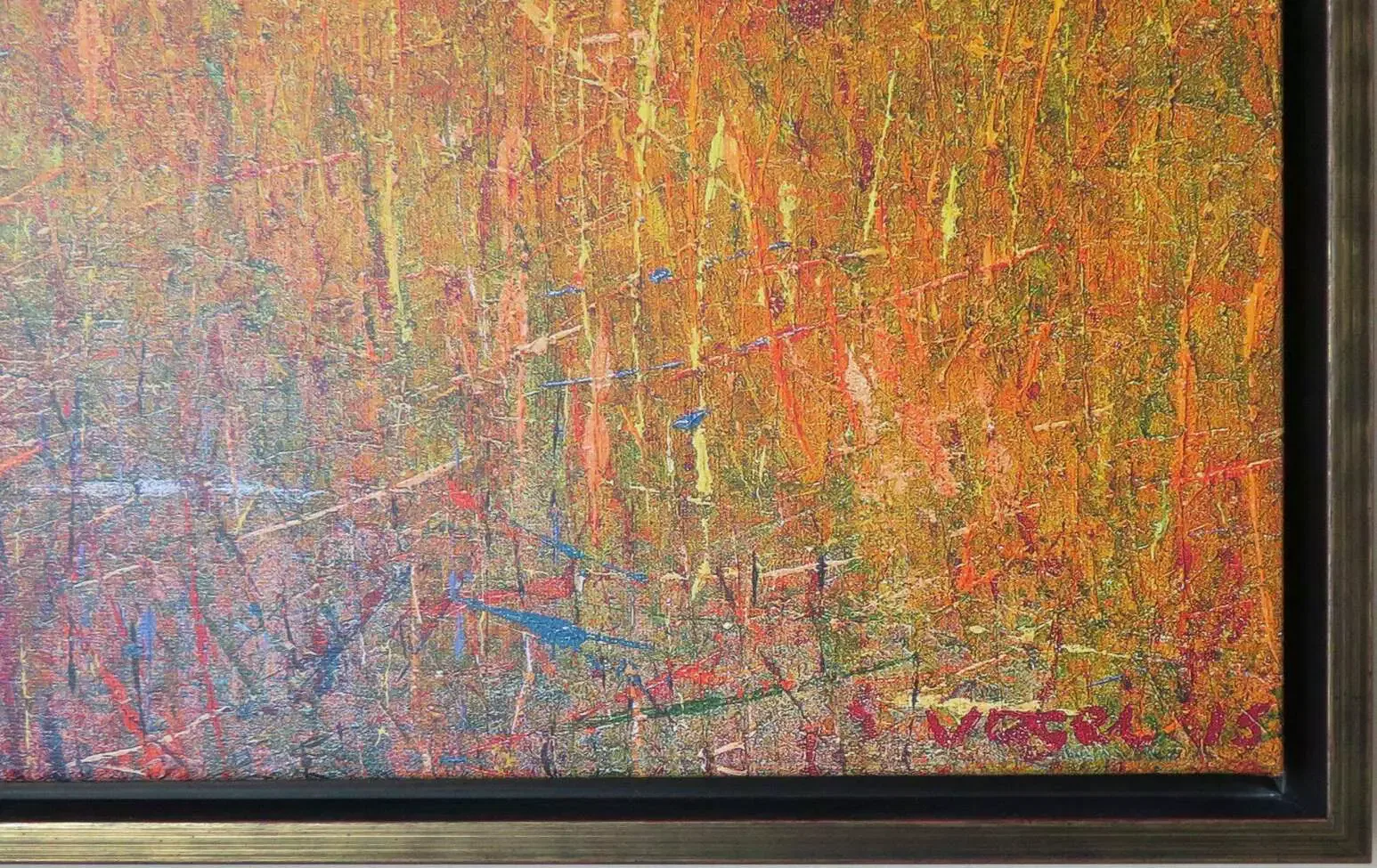 een abstract schilderij met gele en rode kleuren