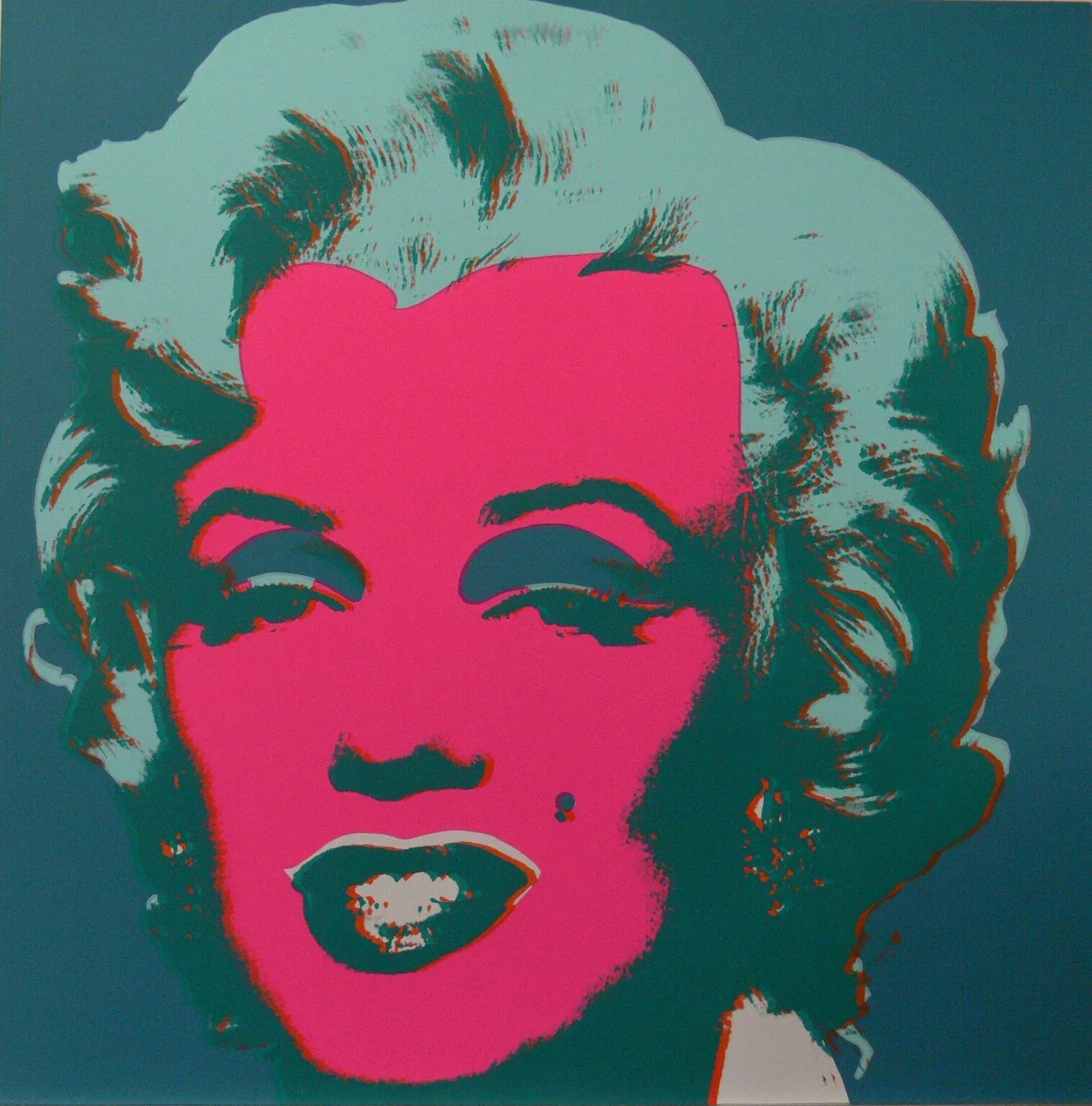 een schilderij van het gezicht van een vrouw met roze en groene kleuren