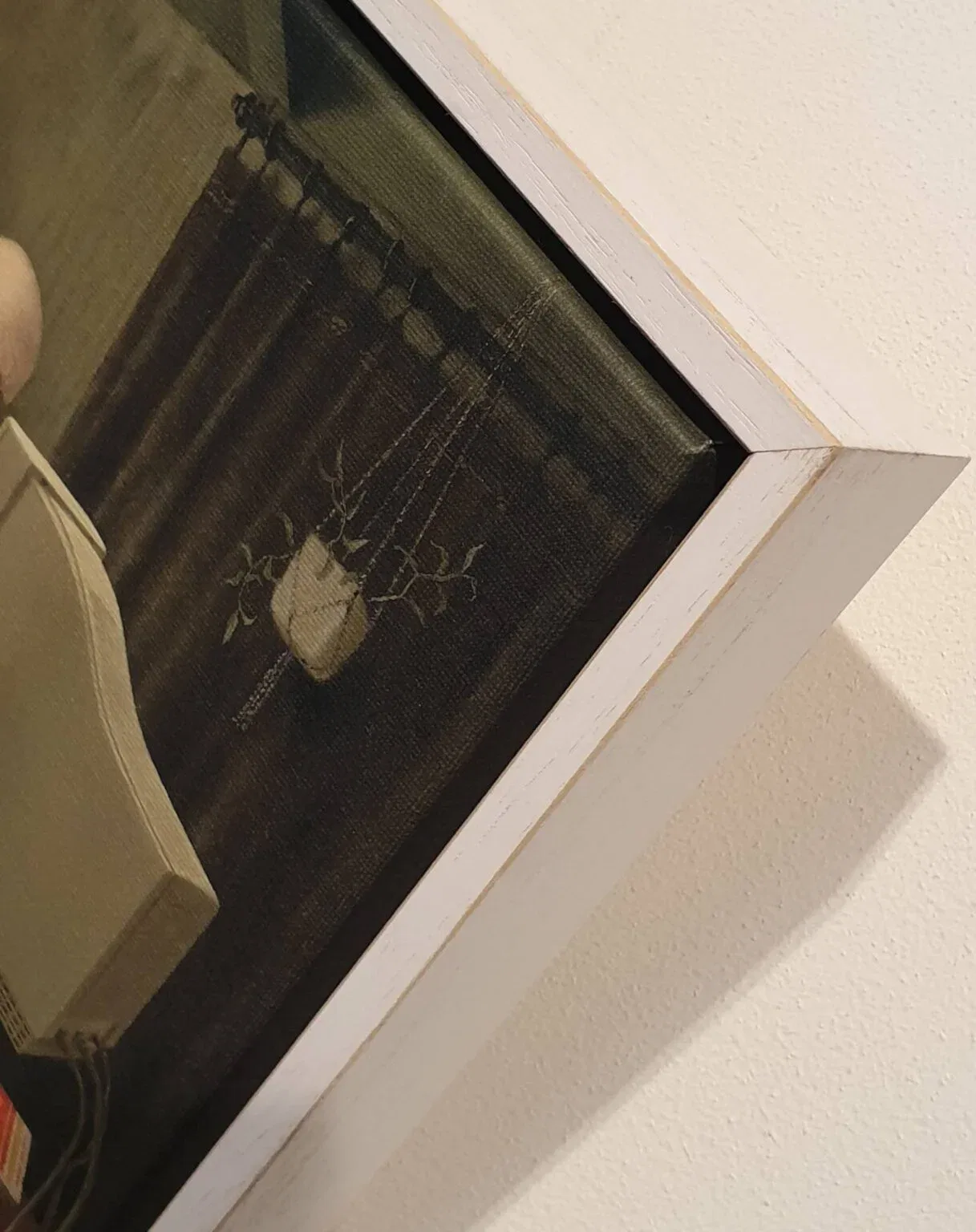 een ingelijste foto van een vaas met bloemen erin