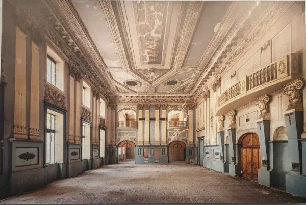 een oud gebouw met veel deuren en ramen