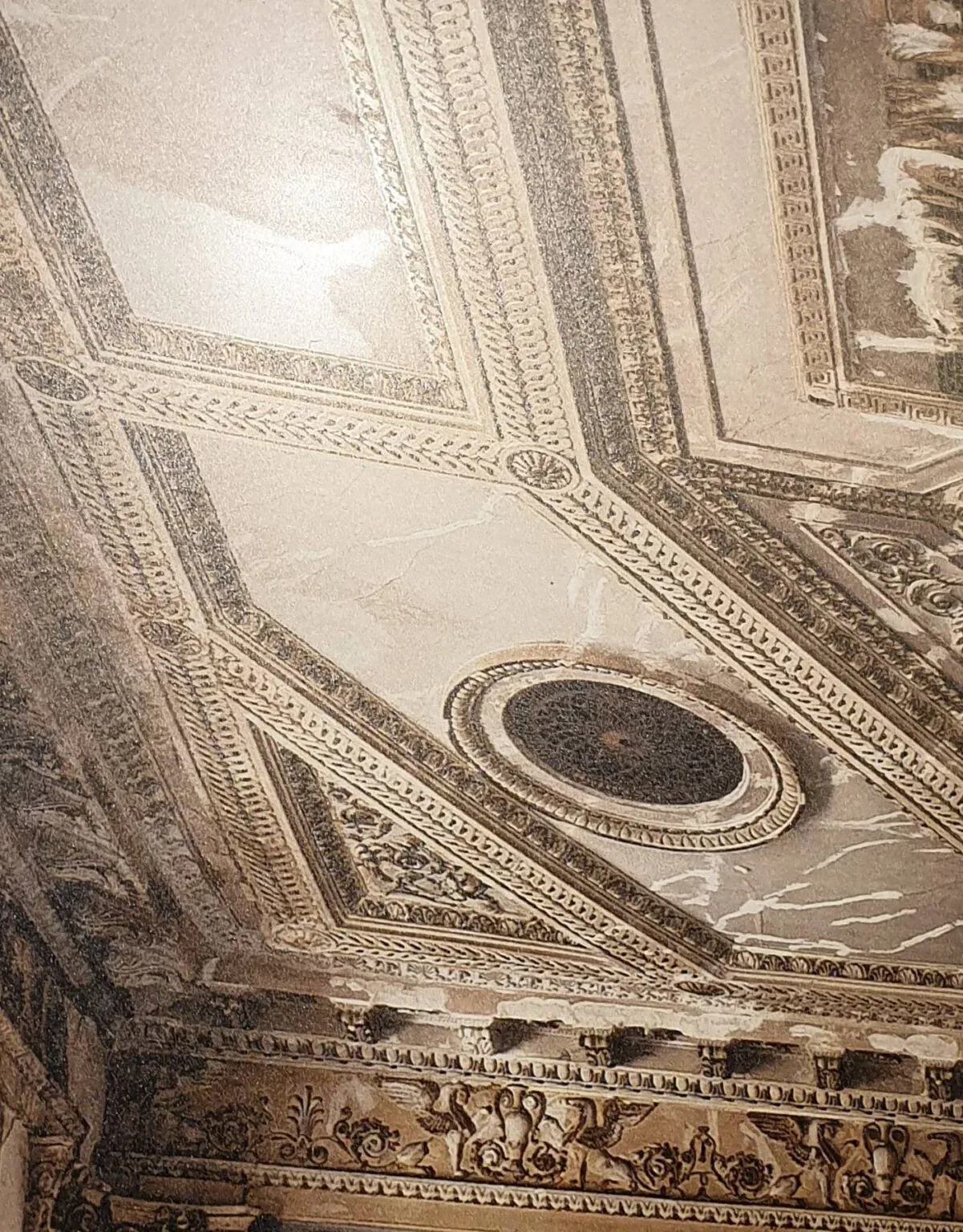 het plafond in een gebouw heeft ingewikkelde ontwerpen