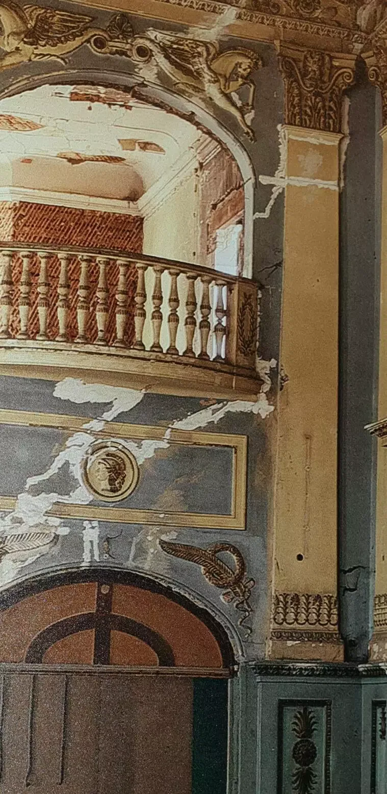 een oud gebouw met een klok aan de muur