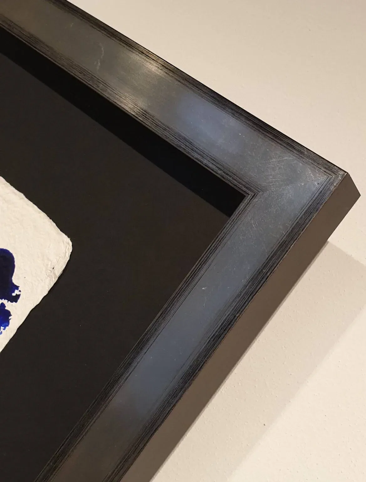 een schilderij met blauwe en witte verf erop