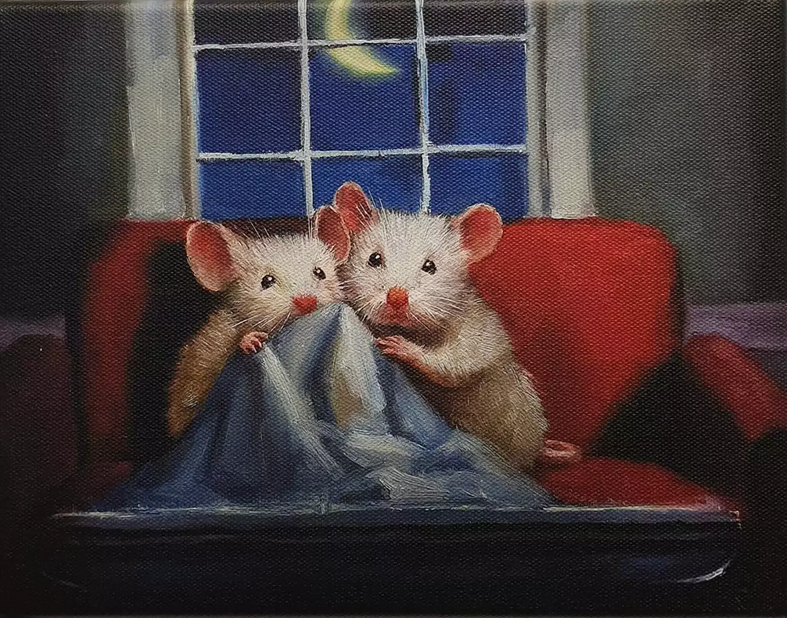 twee muizen zitten op een rode bank en kijken uit het raam