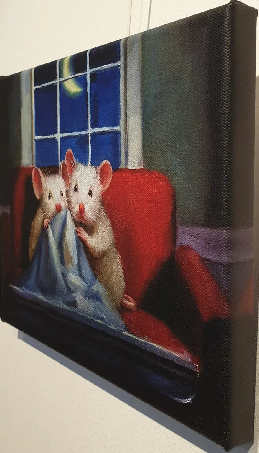 een schilderij van twee muizen op een rode bank