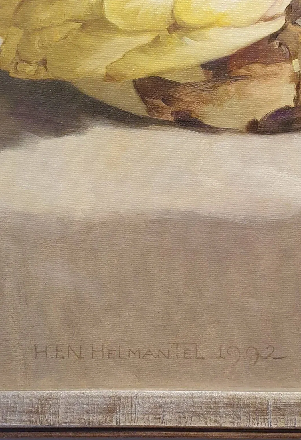 een schilderij van een banaan op een tafel