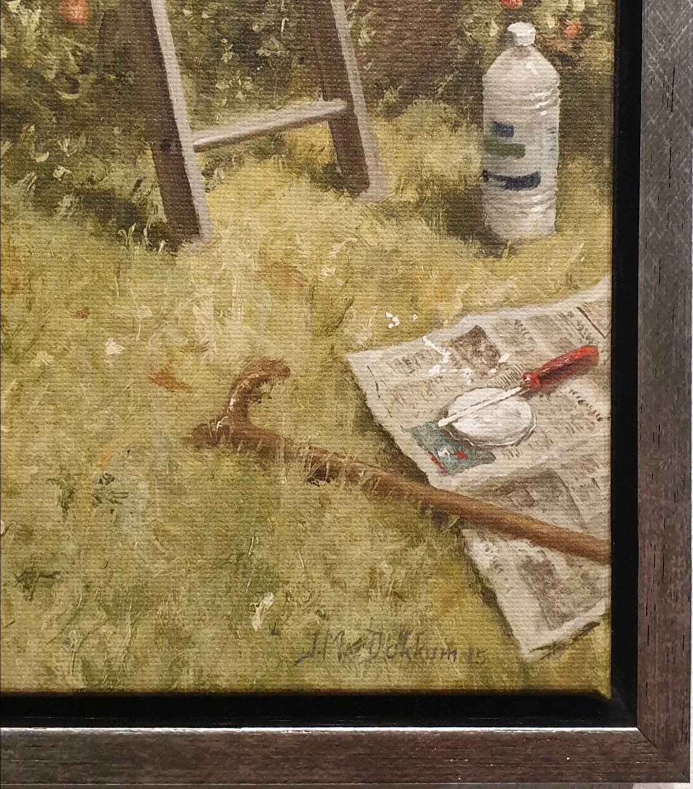 een schilderij van een krant, waterfles en stoel in het gras