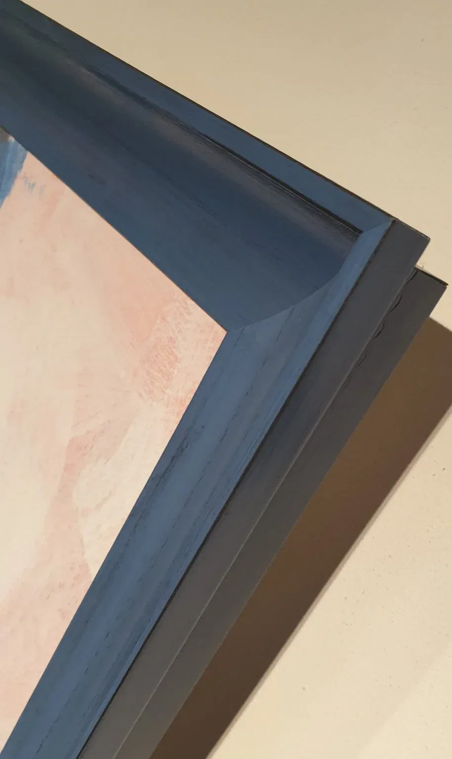 aan de muur hangt een schilderij