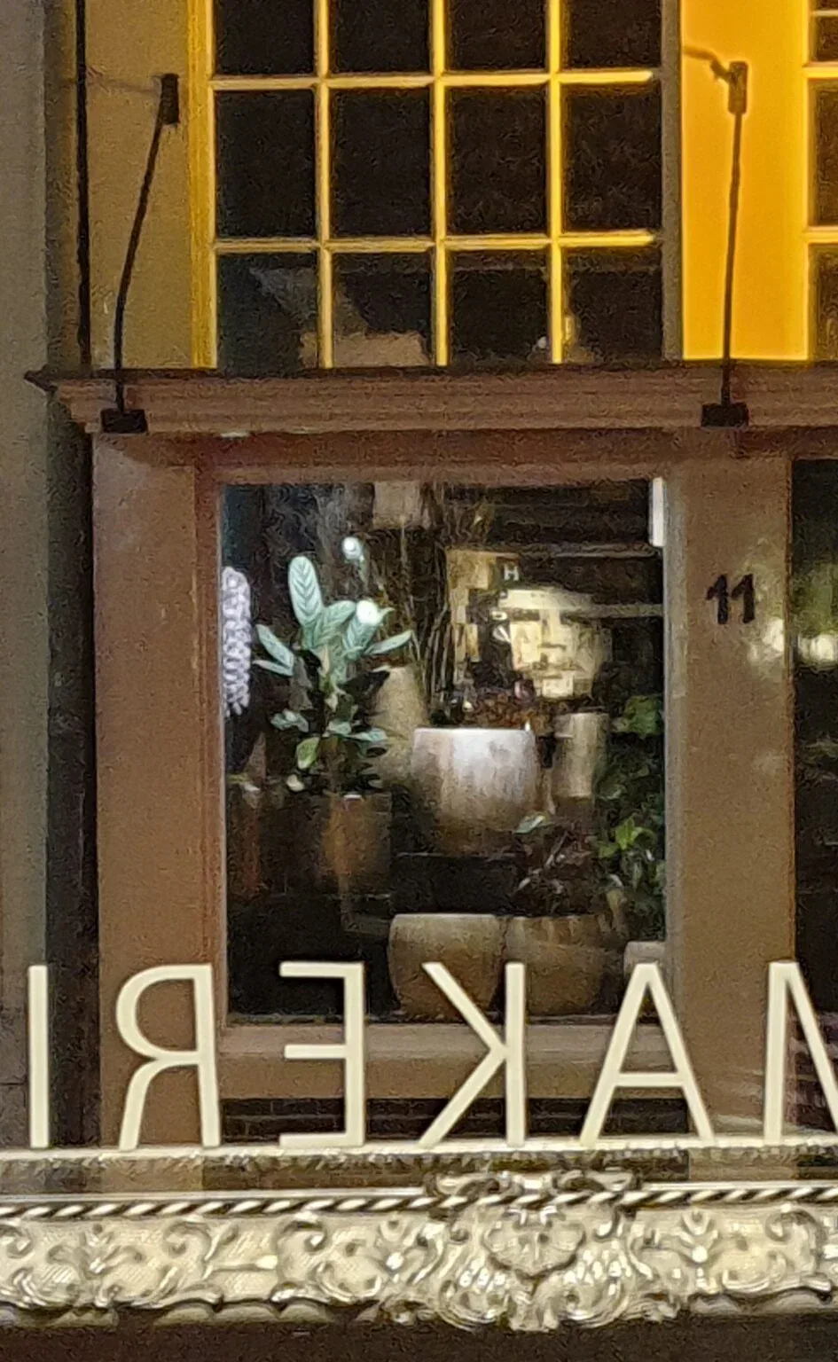 de weerspiegeling van een gebouw in een raam