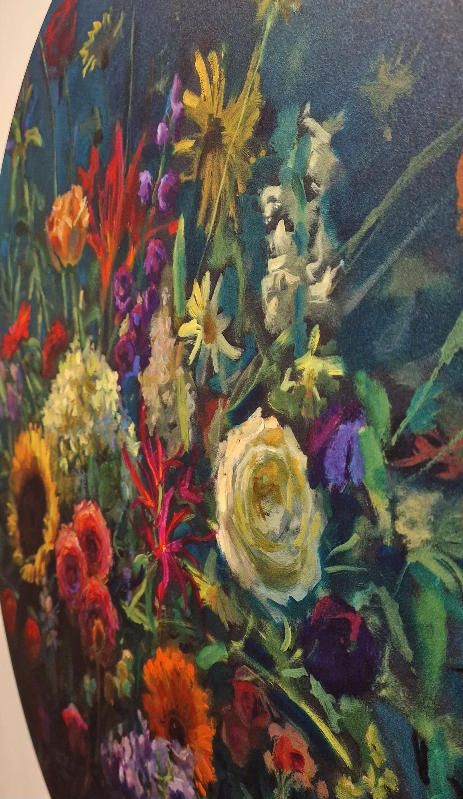 een schilderij van bloemen in een vaas op een tafel
