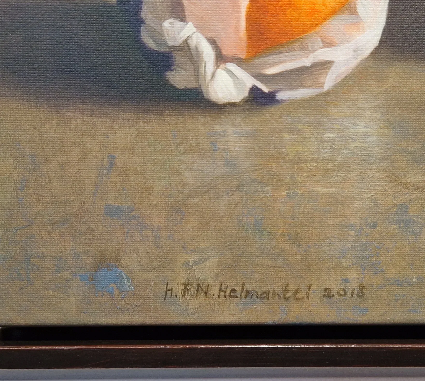 een schilderij van een sinaasappel op een stuk papier