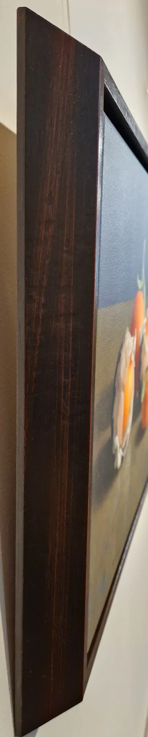 een schilderij dat in een kamer aan de muur hangt