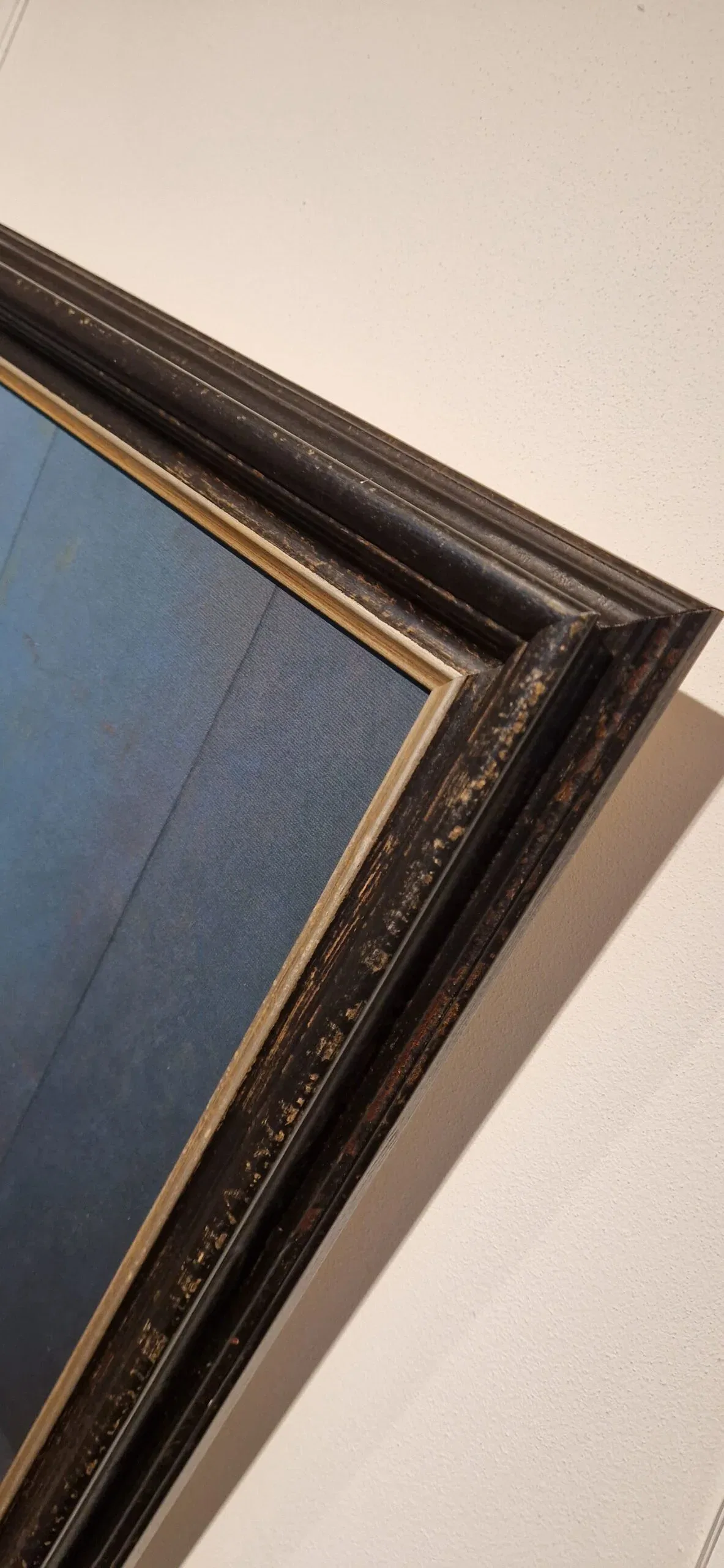 aan de muur hangt een schilderij