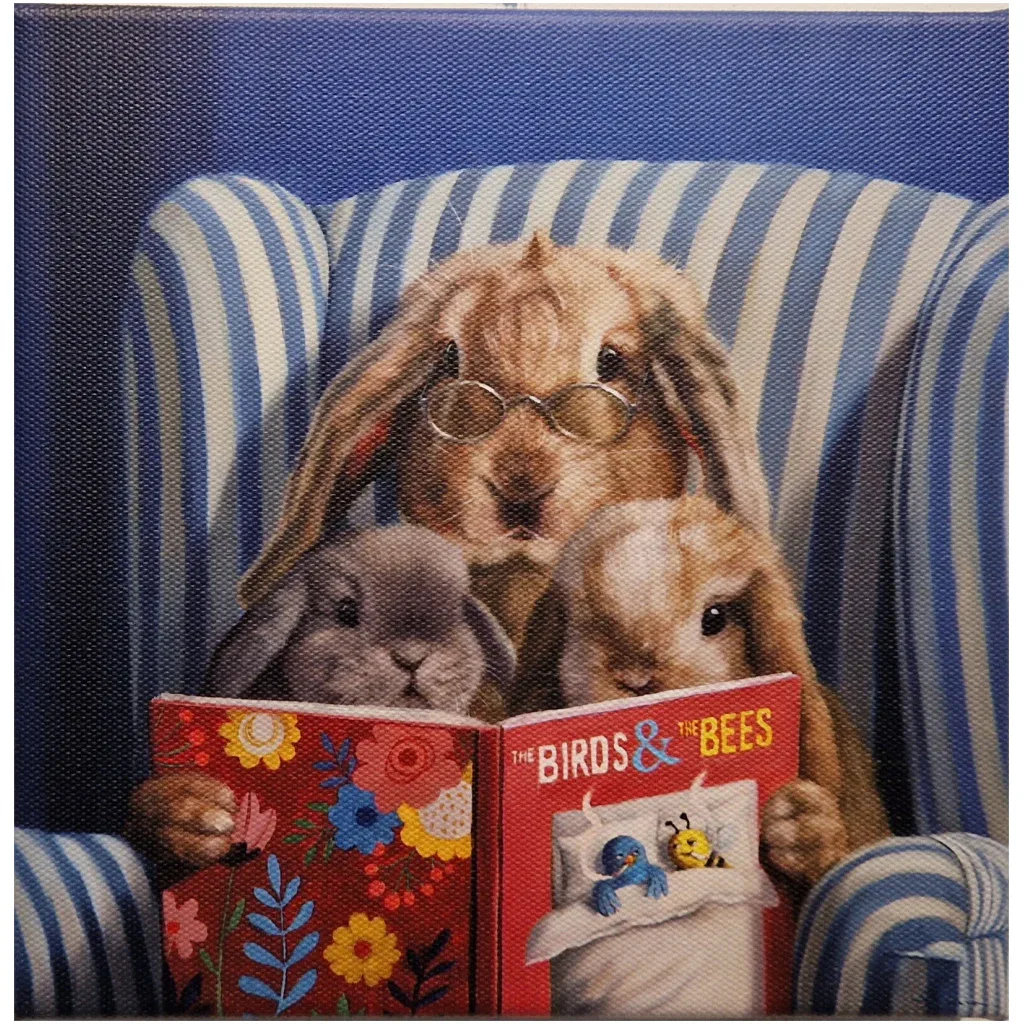 een hond leest een boek voor aan twee konijnen